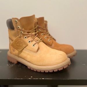 Kids Size 5 / Women’s Size 7 Timberland Boots